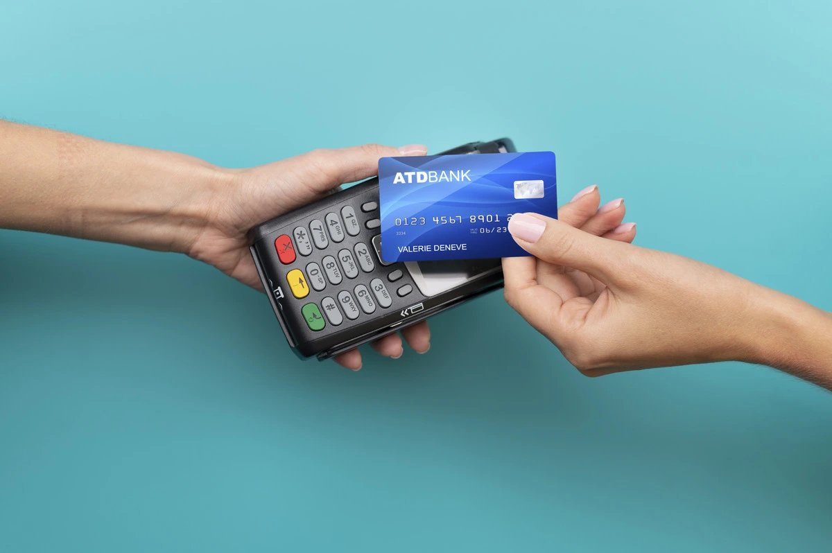 Best credit card in India 2025 offering lounge access, fuel discounts, and travel benefits